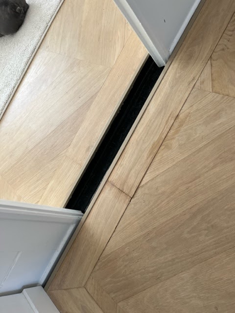 Niet zelden wordt de vloer dan maar om de schuifdeuren heen gelegd. Visueel en praktisch de slechtste mogelijke keuze.